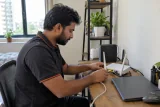 فني يفحص توصيل كابل الشبكة براوتر منزلي